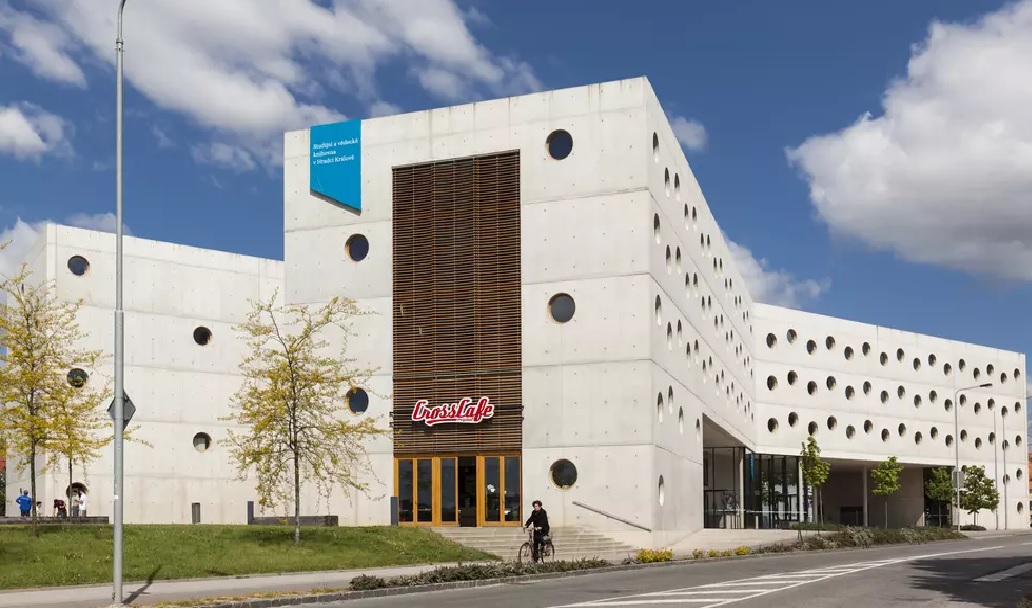 Univerzitní knihovna exterier Hradec Král. San.akryl.lak profi OR